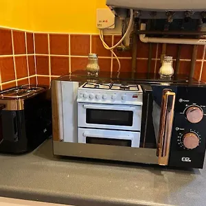 Apartment Ovington Grove 2 Fully Equipped Kitchen Free Parking 3 Bedrooms Netflix, Newcastle upon Tyne